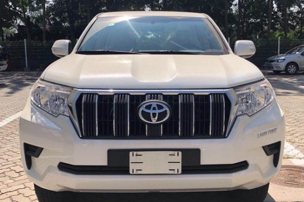 18款丰田霸道4000实拍高配低配丰田普拉多4000中东版配置齐全