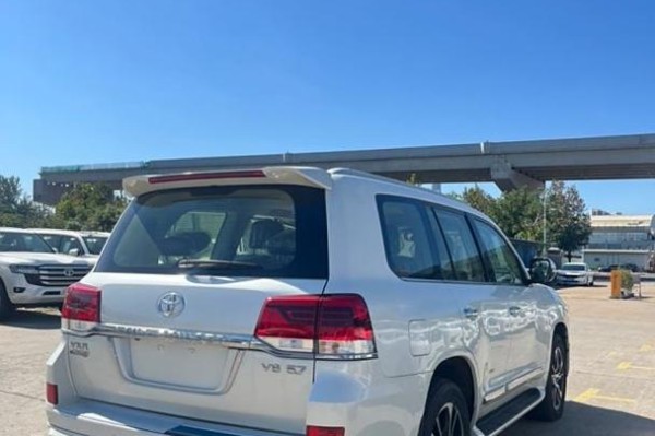 18款丰田酷路泽5700中东版手续齐全丰田酷路泽5700强劲动力