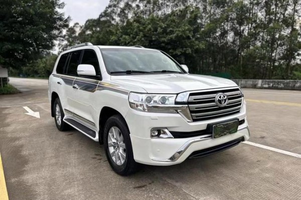 18款丰田兰德酷路泽4600远程遥控启动拥有更为突出的力量和可靠感